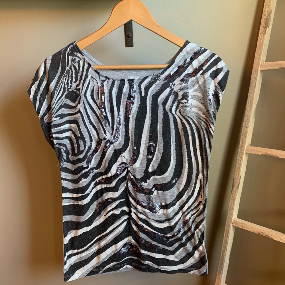 Express graphic tee